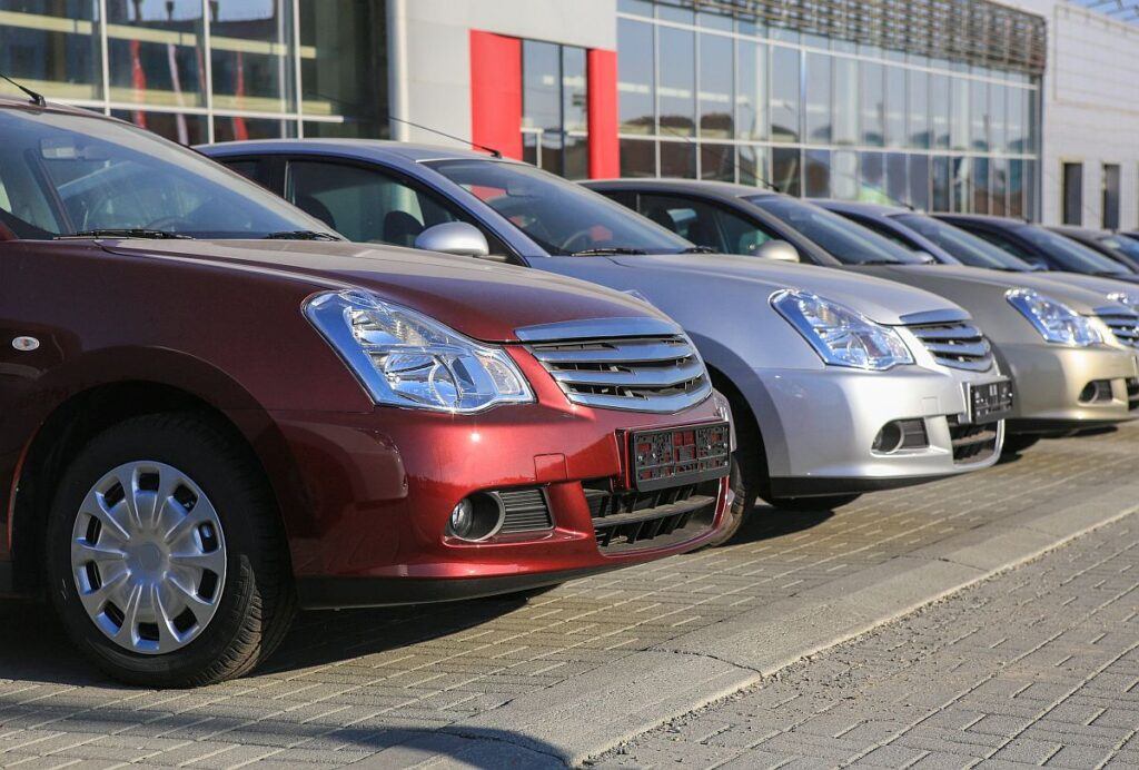 販売中の車ストックロット列。
自動車ディーラーの在庫 